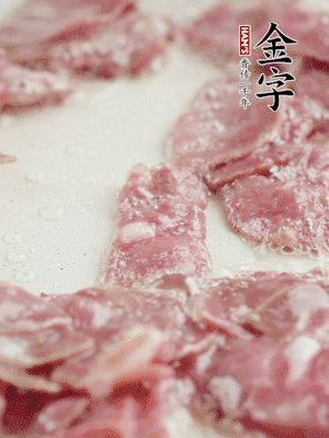 炒鍋熱油，下培根火腿煸炒。