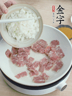 依次下洋蔥、紅菜椒、豌豆粒、玉米粒翻炒均勻。