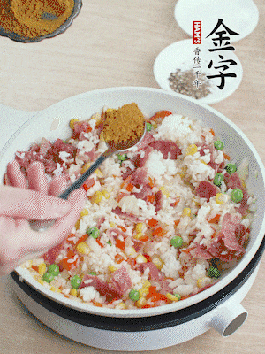 1勺咖喱粉、1/2勺鹽，少許黑胡椒碎炒均。