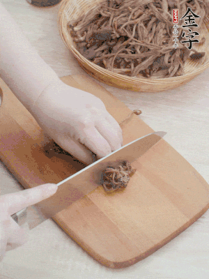 干茶樹菇浸泡過夜，去老根焯水，擠干水份。