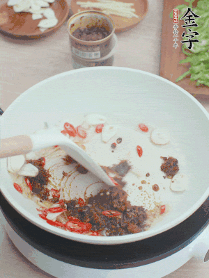 熱鍋涼油，姜蒜、辣椒、金字火腿xo醬炒香。