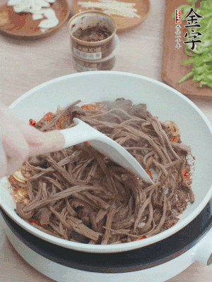 下茶樹菇煸炒4分鐘。