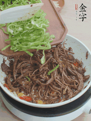 水分煸干，下青椒絲快炒1分鐘。