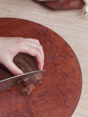 金字臘肉水煮15分鐘，切片。