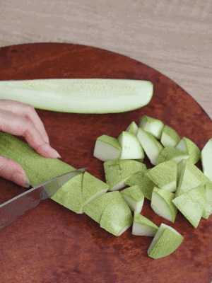 西葫蘆去籽縱向切成4份，斜切成厚片。