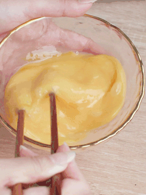 雞蛋調入少許黃酒打散。