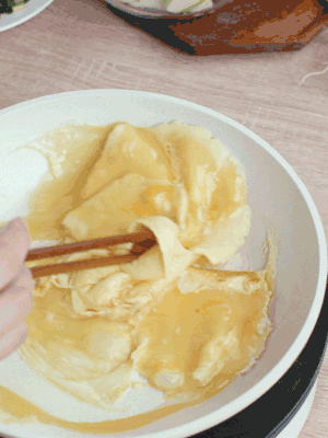 油6成熱時，下雞蛋液，邊緣凝固時翻拌成塊狀。