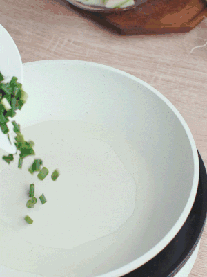 熱油下臘肉、蔥花煸炒，再下西葫蘆。