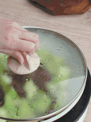 西葫蘆略出水時，加一小撮鹽調味。