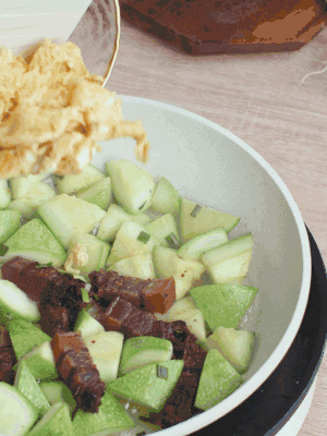 雞蛋一起翻炒。