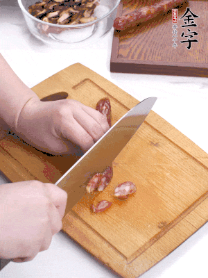 干香菇泡發(fā)切片，金字香腸切片，春筍切大粒。