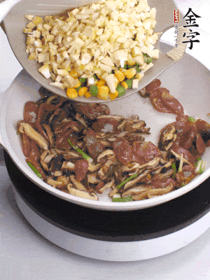 鍋里熱油，爆香蔥白，下香腸片炒至微微出油，加時(shí)蔬粒、香菇粒、春筍粒翻炒均勻。