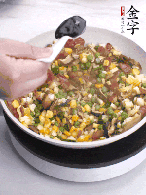 加2勺生抽、1勺蠔油、半勺老抽調(diào)味。