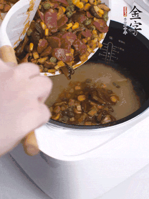 鋪在洗好的大米上，加清水，與食材持平。