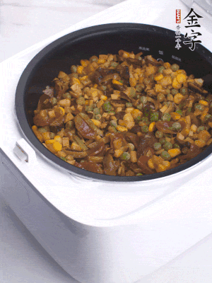 電飯煲按煮飯鍵，出鍋撒蔥花。