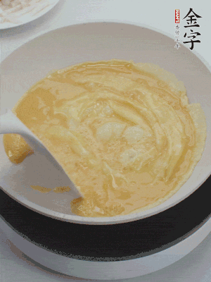 2個(gè)雞蛋炒散。