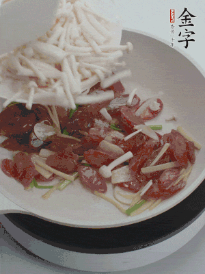 放白玉菇、青紅辣椒、雞蛋。