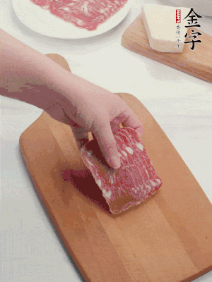 金字培根火腿改刀切小片；白洋蔥切?。恍迈r豌豆剝殼。