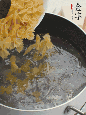 蝴蝶面加橄欖油煮熟；豌豆焯水30秒。