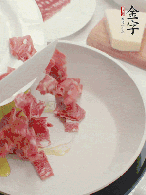 橄欖油煸香金字培根火腿。依次下豌豆、蝴蝶面、洋蔥。