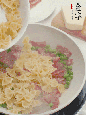 1小勺鹽調(diào)味，混合一起燉煮一下。