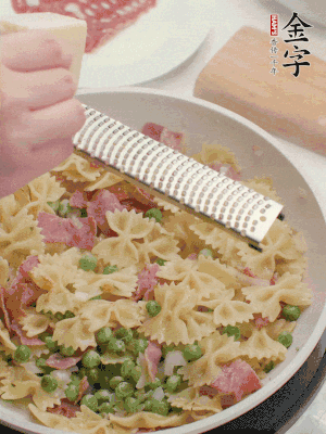 收汁后加入帕爾瑪芝士、歐芹碎和檸檬汁。