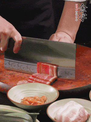 金字火腿上方切薄片，鮮五花肉切薄片。