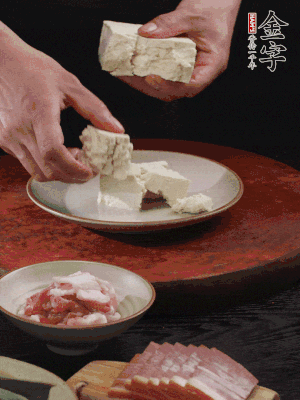 一塊老豆腐掰成大塊。