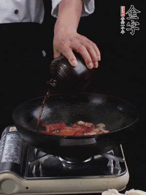 再下火腿片，淋少許黃酒添香。