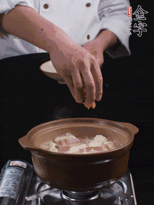 下蝦仁干，煮5分鐘。撒蒜葉，煮1分鐘。