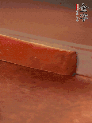 金字火腿上方去皮切薄片。