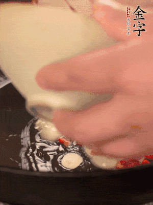 豬油潤鍋，下辣椒、大蒜、火腿片煸香。