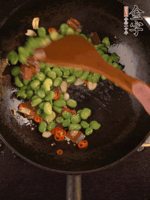 再下蠶豆煸炒，加1勺料酒調(diào)味。