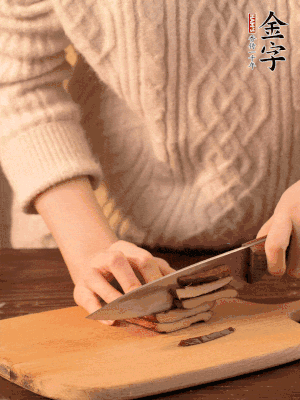 金字淡咸肉、香干分別切丁。