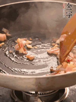 熱油爆香大蒜粒，煸香咸肉丁，淋一勺黃酒調(diào)味。