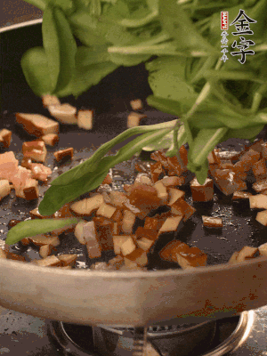 再放香干煸炒，最后放馬蘭頭翻炒至變軟。