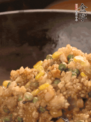 再下糯米，1勺蠔油、2勺生抽調(diào)味翻炒均勻。