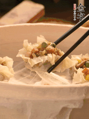 包好的燒賣放在蒸籠上，水開后蒸8分鐘左右。