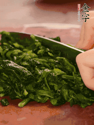 洗凈的菠菜加鹽焯水，撈出晾涼后攥干切碎。胡蘿卜切細(xì)絲。金字烤腸切園片。