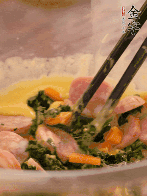 雞蛋、面粉、玉米油攪拌到無(wú)顆粒狀態(tài)。再加入菠菜、胡蘿卜、烤腸。少許鹽調(diào)味。