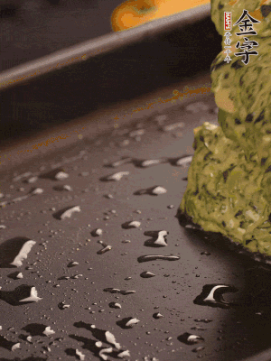 熱鍋擦一下油，下面糊攤平。