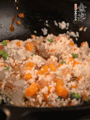 加入糯米翻炒均勻。最后加入蝦仁，用1勺料酒、1勺生抽、1/2勺鹽調(diào)味。