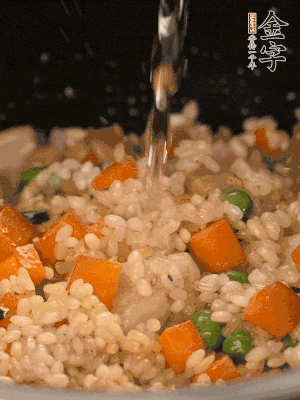 把食材轉(zhuǎn)移到電飯鍋中，倒入點清水，正常煮飯。