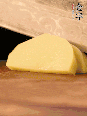 土豆去皮切丁。水開后，放入鍋中煮2-3分鐘，撈出瀝干水分。