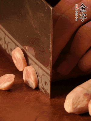 金字烤腸切圓片。