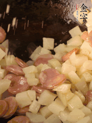 再放烤腸片煎熟。撒點(diǎn)鹽、孜然粉、辣椒面。