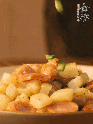 翻炒均勻，撒上蔥花后即可。