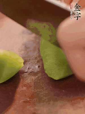 萵筍切滾刀塊。