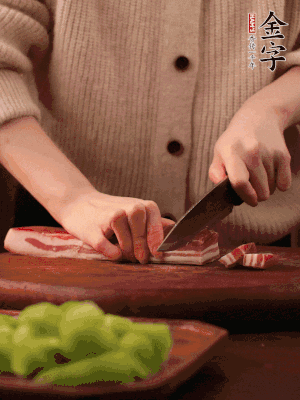 金字淡咸肉切片，冷水入鍋，加姜片、料酒略焯水。同步，五花肉切塊焯水。