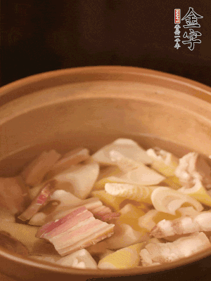 春筍、咸肉、咸肉一起入砂鍋，加姜片、料酒、清水大火煮沸到湯色變白。轉小火慢篤半小時。